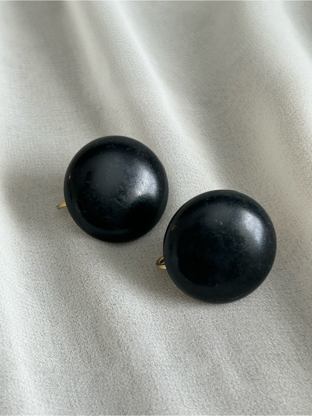 Vintage Black Screw‑Back Earrings – Classic Round Glossy Design